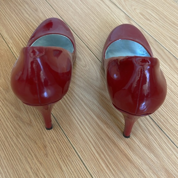 Red high heels - Picture 3 of 4